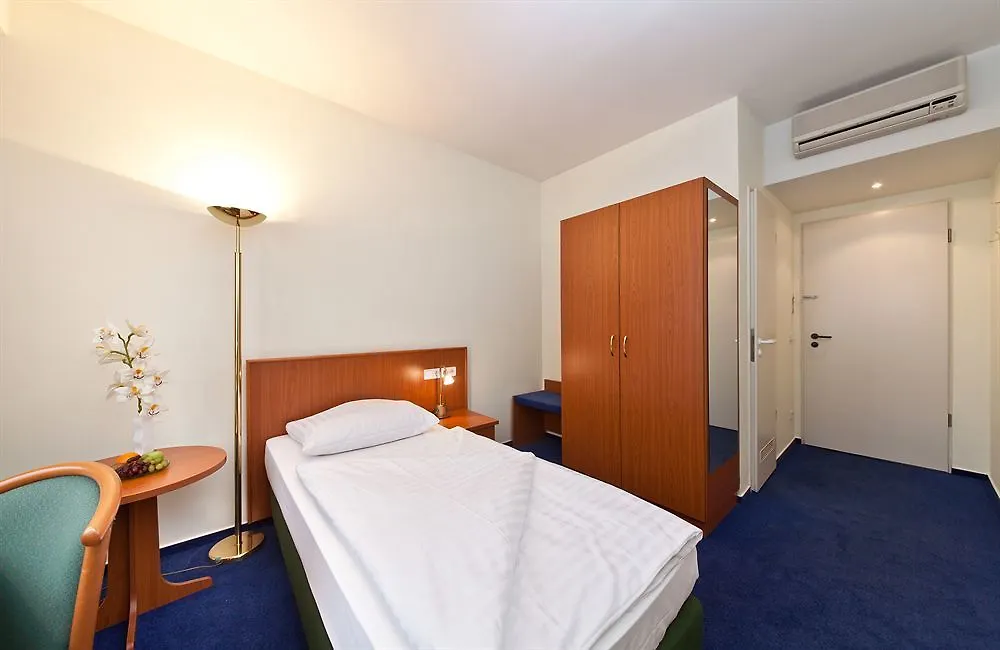 Arcadia Belmondo Hamburgo 4*,
